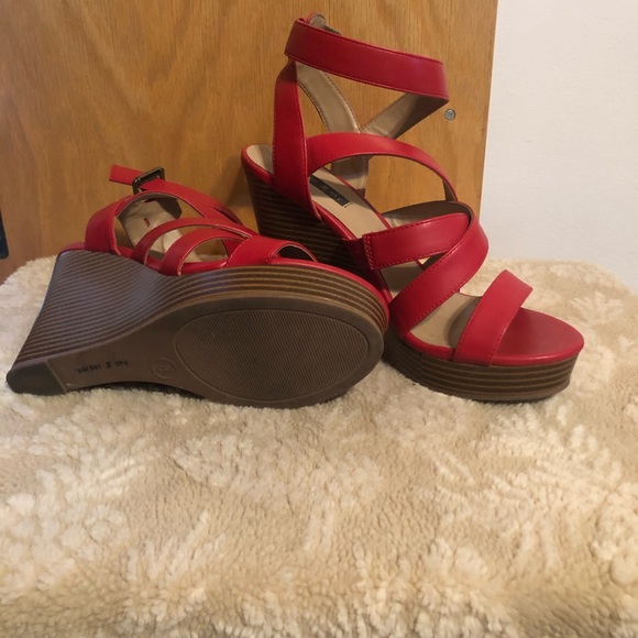 Red platforms - Picture 4 of 4